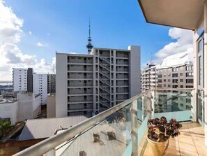 Property grounds - Spacious and Central with Parking by Zodiak Stays (Auckland)