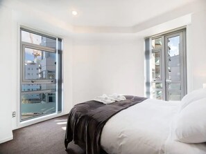 3 bedrooms, desk, iron/ironing board, WiFi - Spacious and Central with Parking by Zodiak Stays (Auckland)