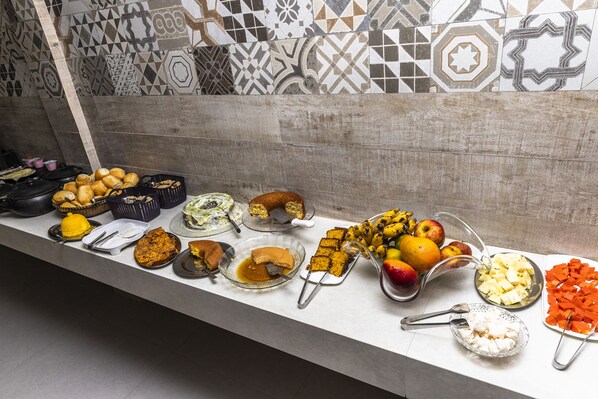 朝食 (ビュッフェ)、毎日提供 (無料)