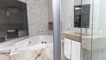 Quarto casal luxo, 1 quarto, vista para o jardim | Banheira de hidromassagem