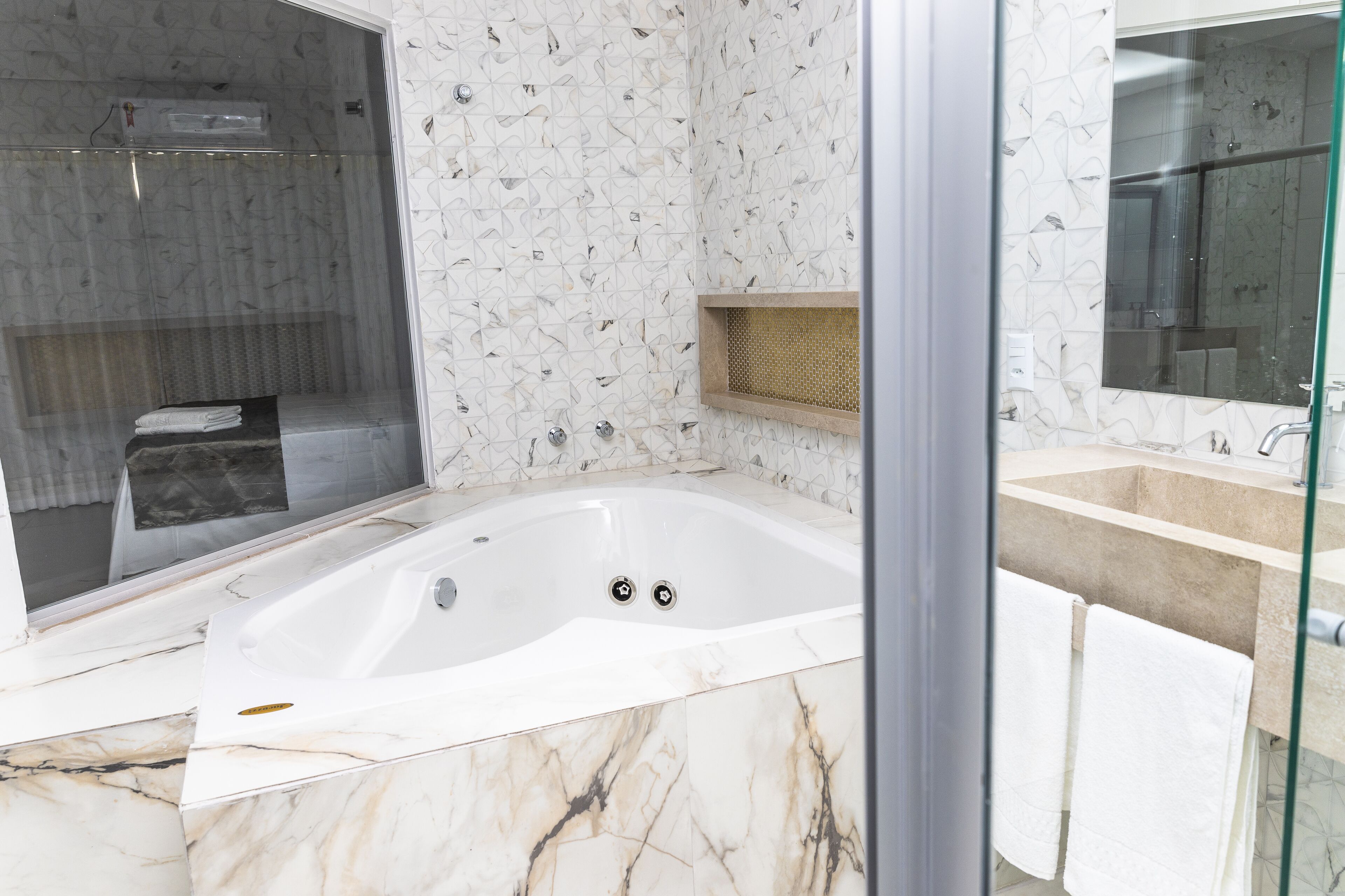 Deluxe Double Room, 1 Bedroom, Garden View | Private spa tub