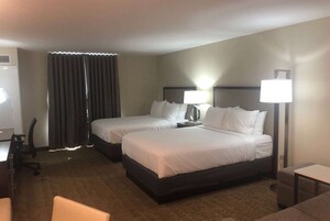 办公桌、笔记本电脑工作区、免费 WiFi、床单