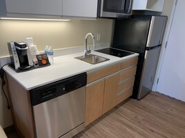 大冰箱、微波炉、炉灶、洗碗机