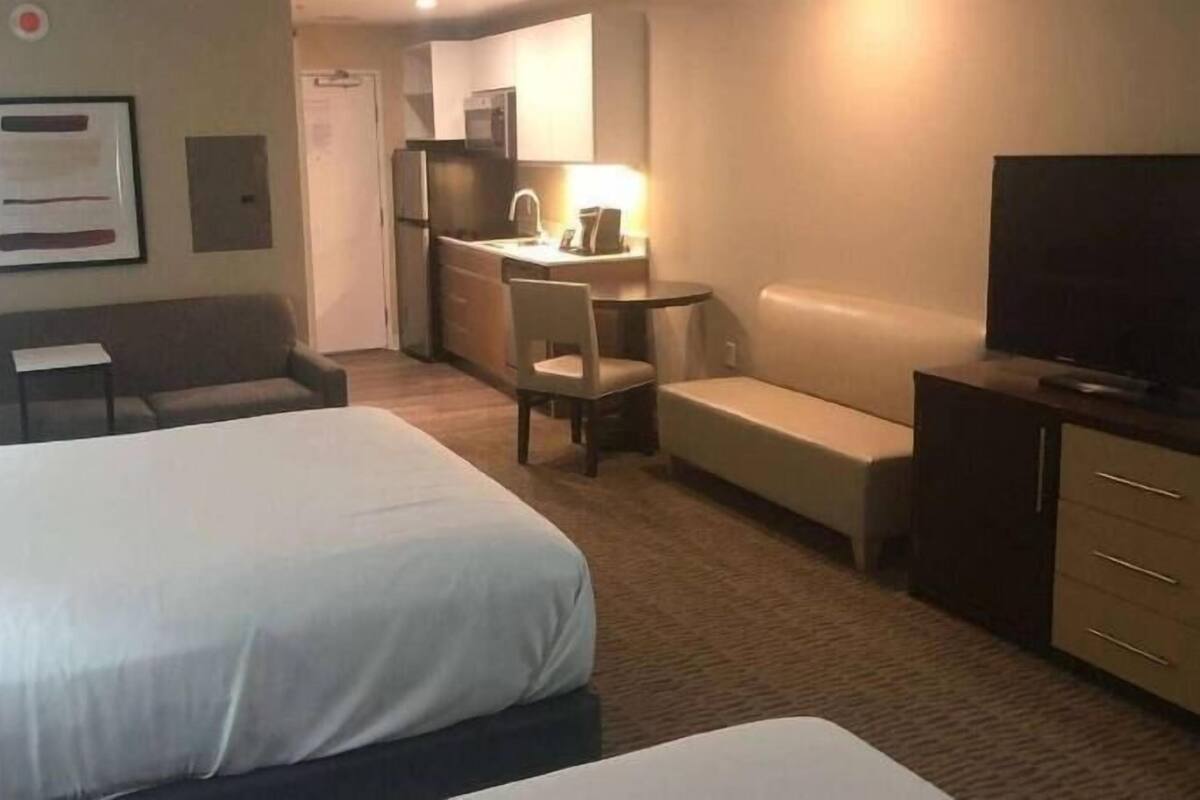 Escritorio, espacio para trabajar con laptop y wifi gratis