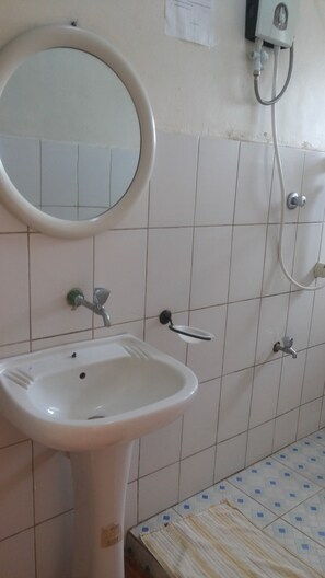 Chuveiro, toalhas de banho