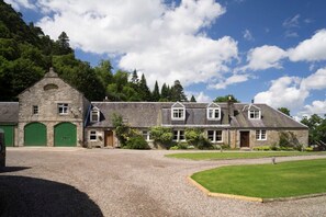 Exterior - Keepers Cottage, a picturesque traditional stone cottage. (Dunkeld)