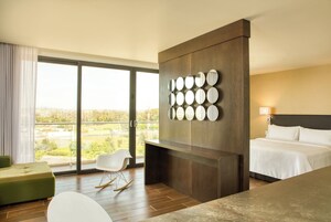 Caja de seguridad en la habitación y tabla de planchar con plancha 