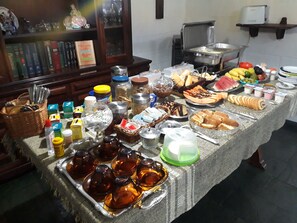 Ein reichhaltiges Buffet mit verschiedenen Speisen, Soßen und Getränken.