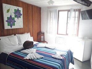 Suite superior | Ropa de cama hipoalergénica, caja fuerte, tabla de planchar con plancha