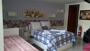 Ropa de cama hipoalergénica y caja de seguridad en la habitación