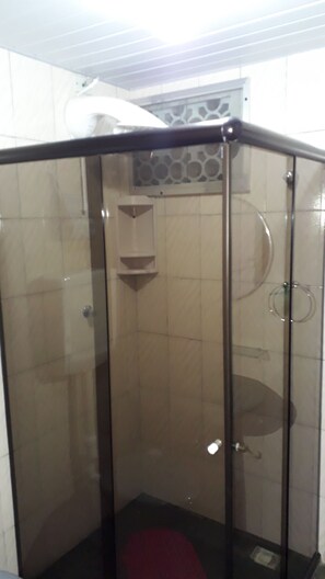 Standard-Suite | Badezimmer | Dusche, kostenlose Toilettenartikel, Haartrockner, Handtücher