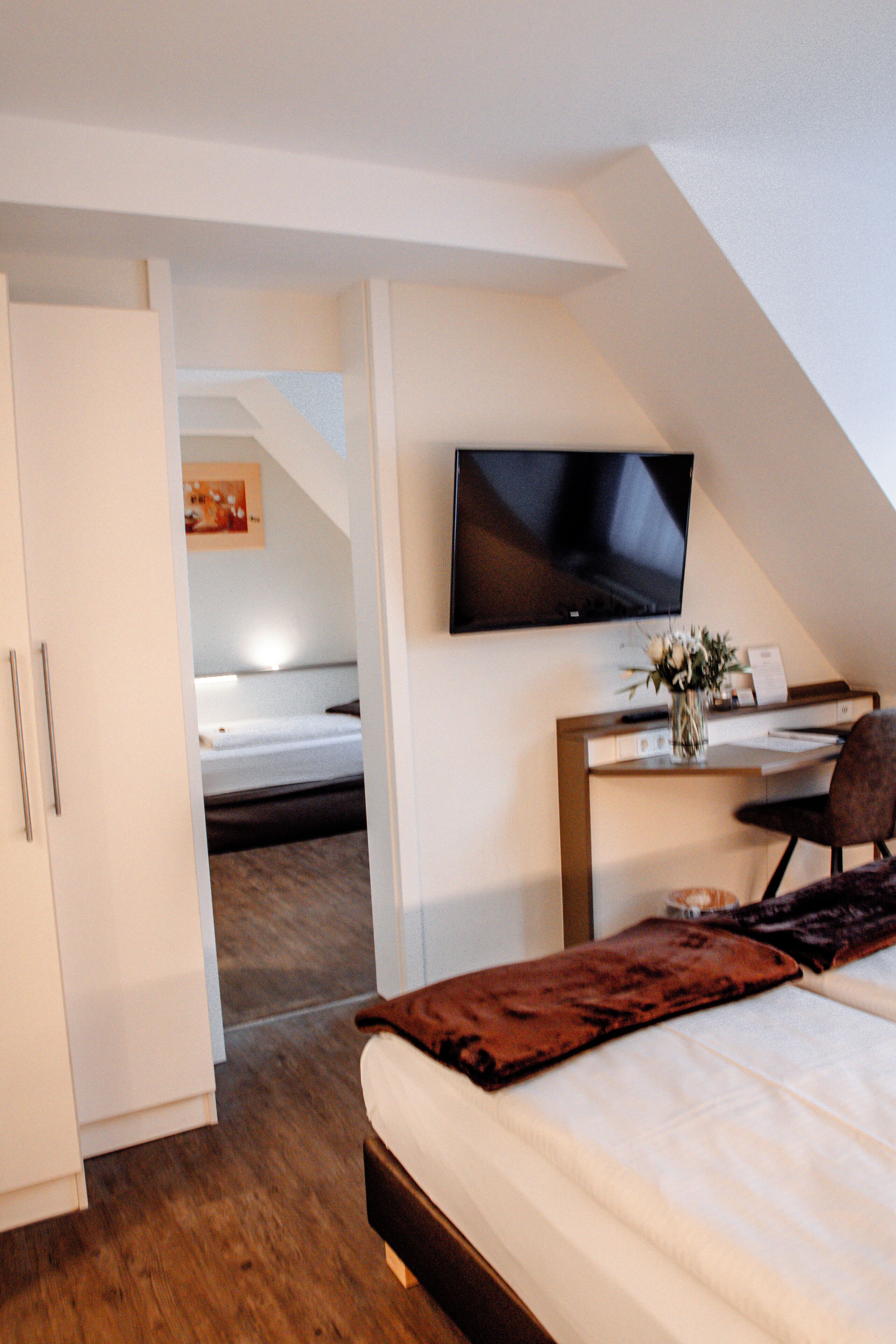 1 bedroom, hypo-allergenic bedding, desk, laptop workspace