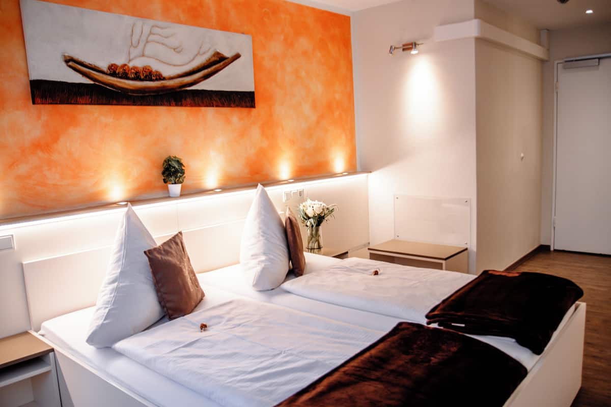 double room | 1 bedroom, hypo-allergenic bedding, desk, laptop workspace