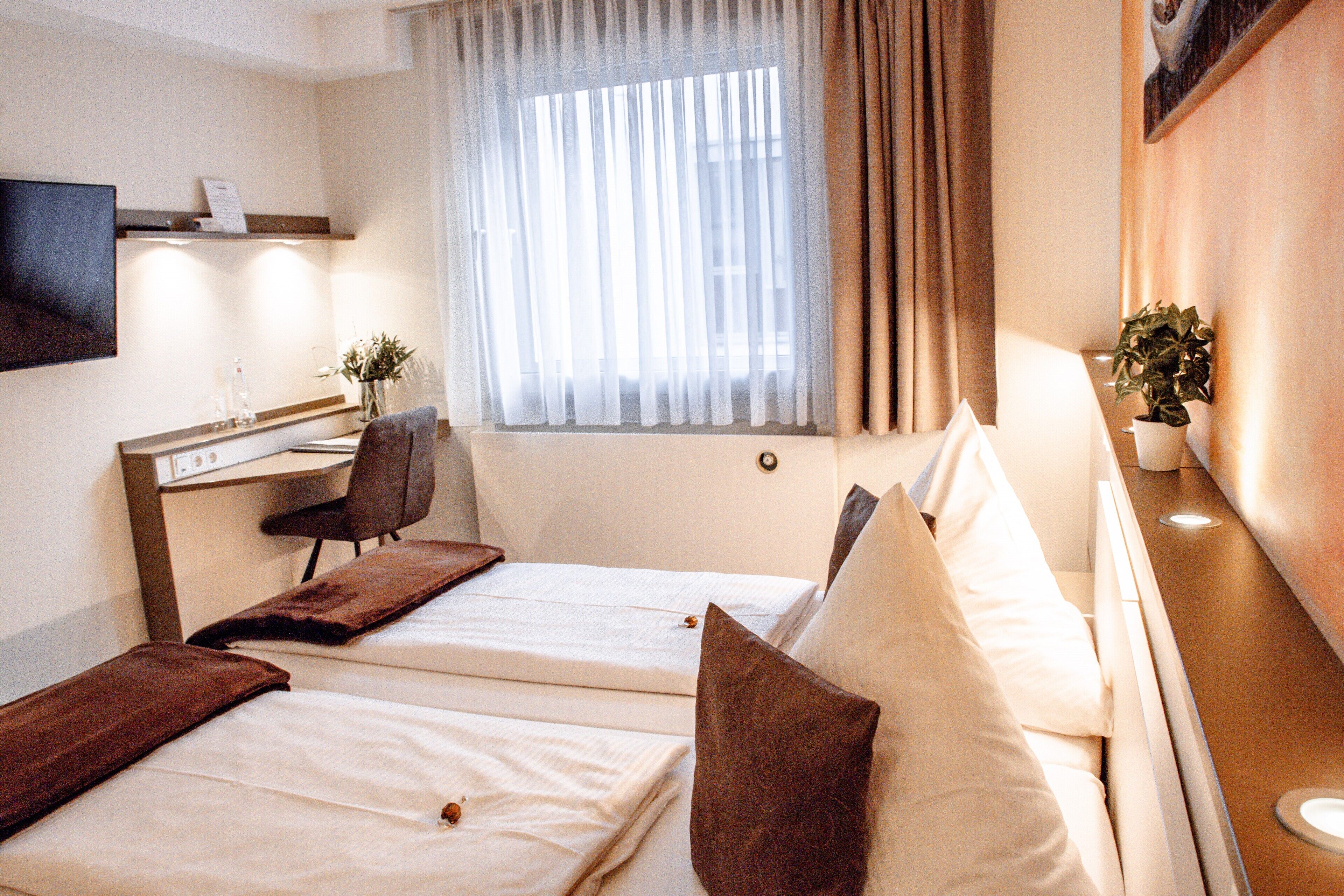 1 bedroom, hypo-allergenic bedding, desk, laptop workspace