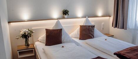 Dobbeltværelse | Allergivenligt sengetøj, skrivebord, arbejdsområde til bærbare computere