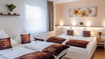 Familienzimmer | Allergikerbettwaren, Schreibtisch, laptopgeeigneter Arbeitsplatz