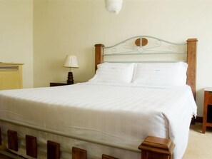 Memory-foam beds, individually decorated, individually furnished, desk - Gulu Churchill Courts Hotel (Gulu)