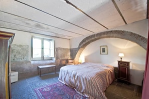 Escritorio, wifi gratis, ropa de cama y acceso para silla de ruedas