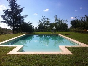 Una piscina al aire libre