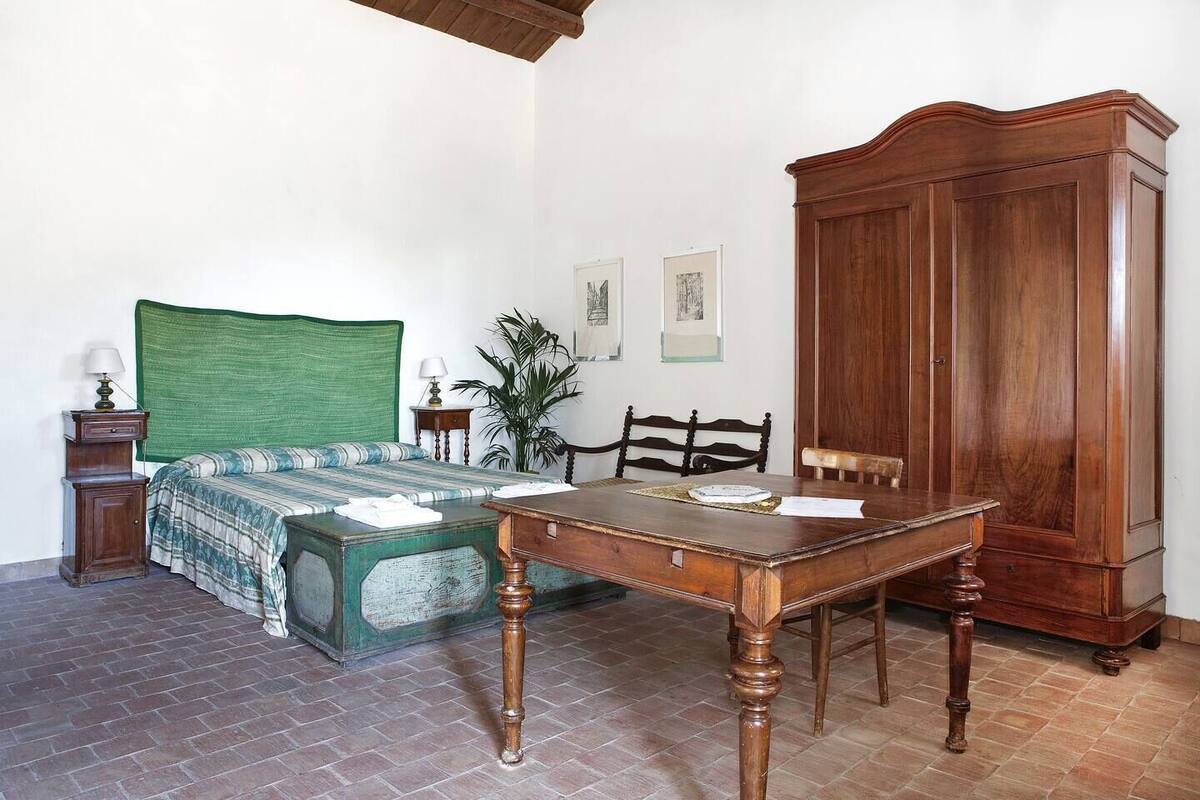 Escritorio, wifi gratis, ropa de cama y acceso para silla de ruedas