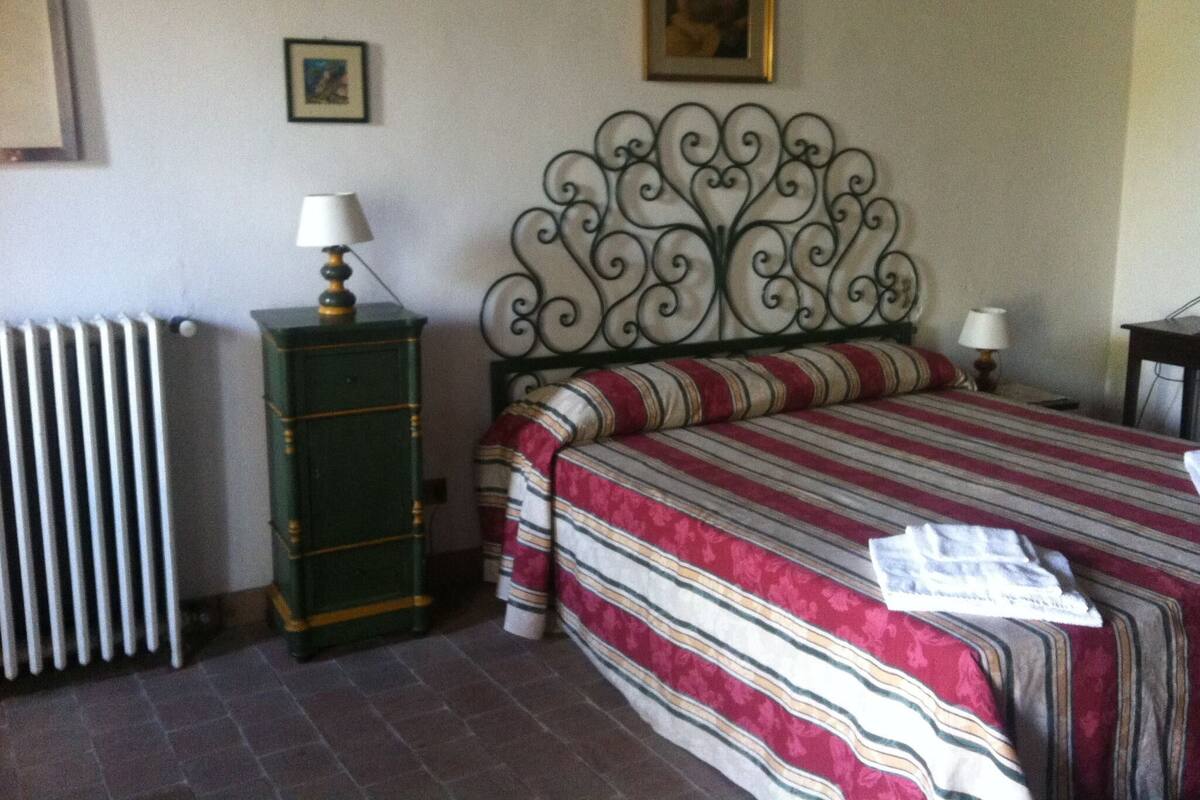 Escritorio, wifi gratis, ropa de cama y acceso para silla de ruedas