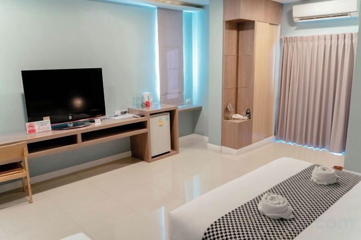 Desk, WiFi (free), bed sheets