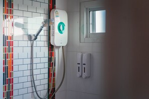 Dusche, Haartrockner, Bidet, Handtücher