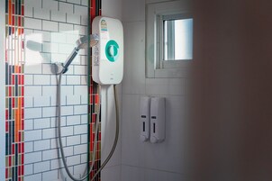 Ducha, secador de pelo, bidet, toallas