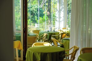Petit déjeuner buffet servi tous les jours en supplément