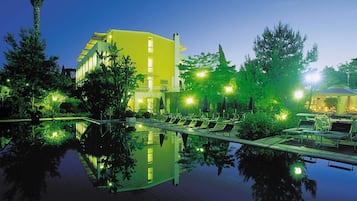 Piscine extérieure (ouverte en saison)