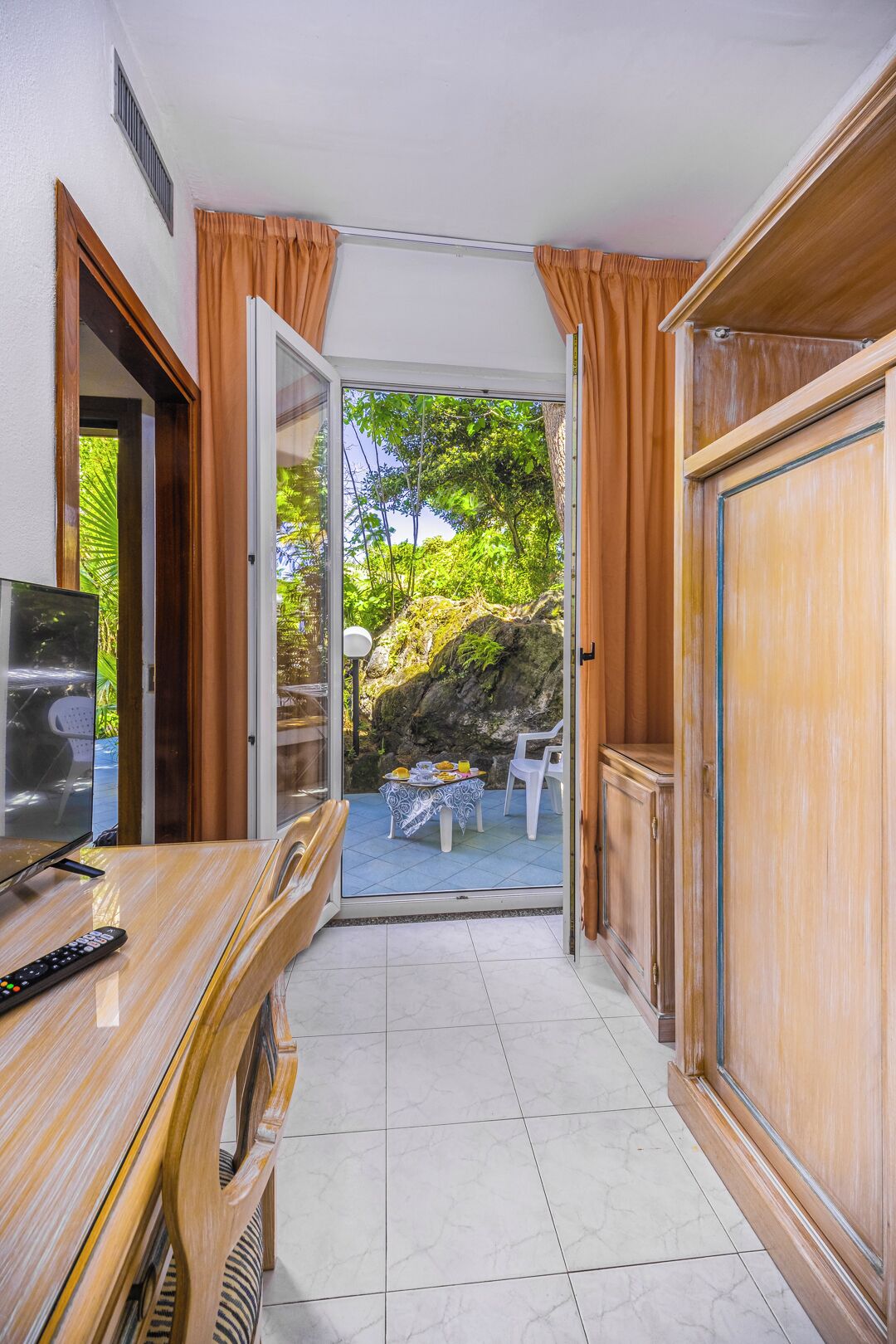 Single Room, Pool View | Bar mini, peti besi dalam bilik, meja, kalis bunyi 