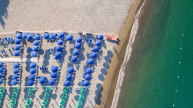 Privat strand i nærheten, strandbuss, solsenger og parasoller