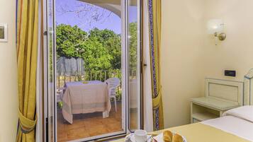 Double Room, Balcony | Minibar, in-room safe, desk, soundproofing