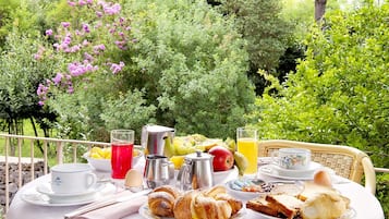 Petit déjeuner buffet (5 EUR par personne)