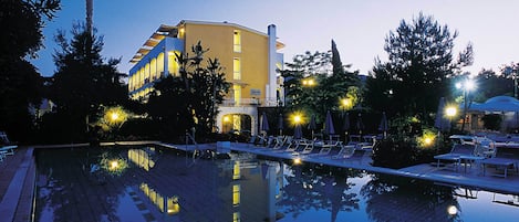 Facciata della struttura - sera/notte