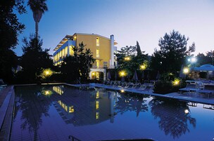 Fachada de la propiedad por la tarde o noche