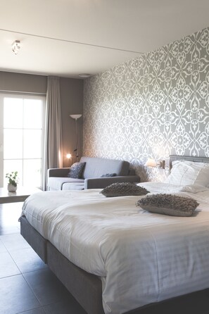 Basic Δίκλινο Δωμάτιο (Double) | Μοναδική διακόσμηση, μοναδική επίπλωση, γραφείο, κουρτίνες συσκότισης