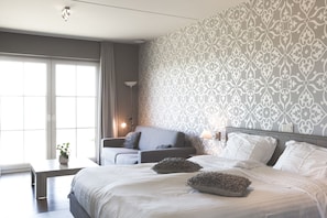 Habitación básica doble | Decoración personalizada, muebles diferentes y escritorio 