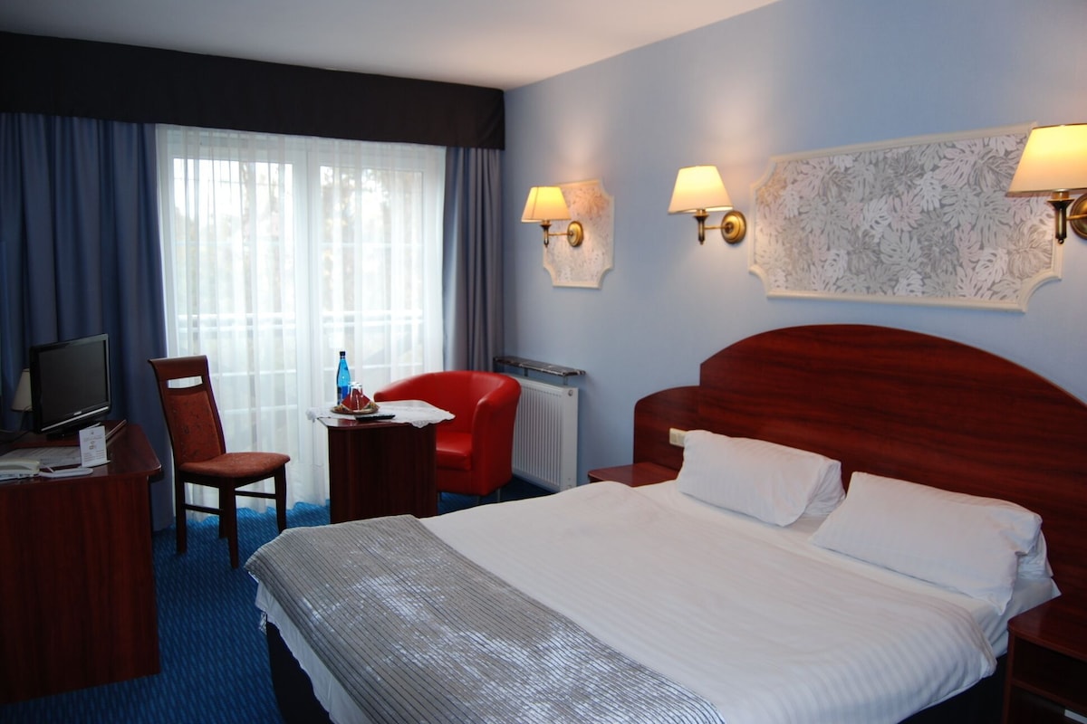 Soundproofing, iron/ironing board (on request), WiFi (free), bed sheets