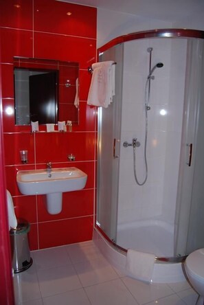 Shower, free toiletries, hair dryer, towels - Amigo Hotel (Sulejowek)