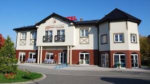Kaksikerroksinen rakennus, jonka yläpuolella on kyltti, jossa lukee: ”AMIGO HOTEL”.