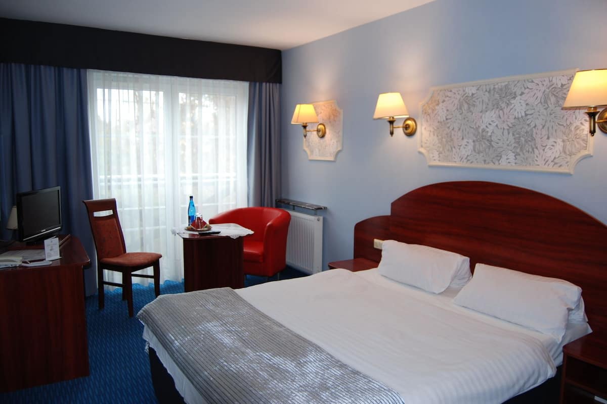 Soundproofing, iron/ironing board (on request), WiFi (free), bed sheets