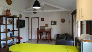 A compact kitchen with a dining area, a microwave, and a small refrigerator. - 3-star Lounge des hauts house with ocean & nature view (Etang-Salé les Hauts)