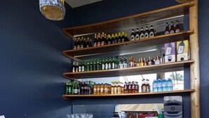 Bar (trong khuôn viên)