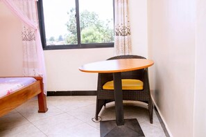 Bureau, chambres insonorisées, draps fournis