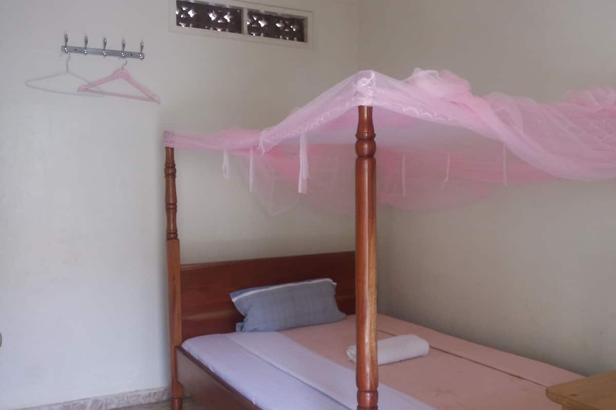Phòng đơn Deluxe | Bàn, phòng cách âm, bộ trải giường 