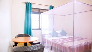 Phòng đôi Deluxe | Bàn, phòng cách âm, bộ trải giường 