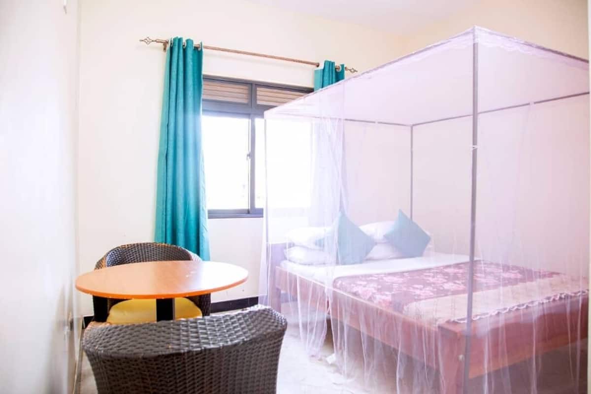 Phòng đôi Deluxe | Bàn, phòng cách âm, bộ trải giường 