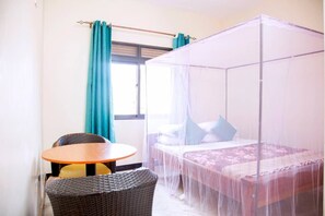 Escritorio, sistema de insonorización y ropa de cama 