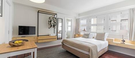 1 habitación, tabla de planchar con plancha y ropa de cama